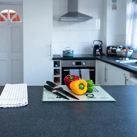 Exceptional Abode, Fast Wifi, Parking, Kingswood Apartment *
