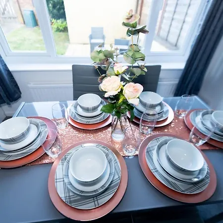 Exceptional Abode, Fast Wifi, Parking, Kingswood Apartment