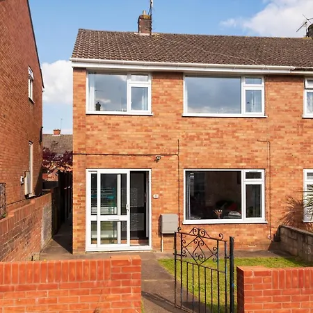 Exceptional Abode, Fast Wifi, Parking, Kingswood *