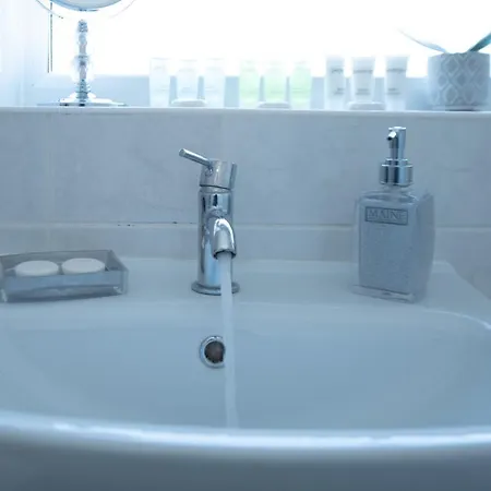 Exceptional Abode, Fast Wifi, Parking, Kingswood *